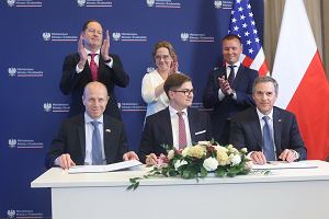 25.05.2023, Warszawa, podpisanie umowy na zaprojektowanie elektrowni atomowej w Polsce, w pierwszym rzdzie od lewej: Patrick Fragman z koncernu Westinghouse, ukasz Mynarkiewicz, p.o. prezesa Polskiej Energetyki Jdrowej, i Craig Albert z koncernu Bechtel