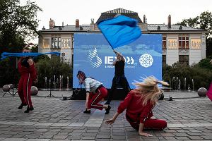 Pl. Szczepaski w Krakowie, uroczysta prezentacja logo Igrzysk Europejskich 2023.