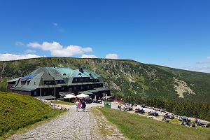 Turyci przy schronisku Strzecha Akademicka w Karkonoszach