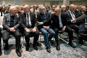 Spotkanie politykw i sympatykw PiS w Poznaniu, na ktrym w marcu 2019 r. egnano ustpujcego szefa PiS-u z Poznania posa Tadeusza Dziub (czwarty z lewej), a witano nowego - wojewod Zbigniewa Hoffmanna (drugi z lewej). W pierwszym rzdzie siedz take: wczeniejszy prezes partii w Poznaniu - Witold Czarnecki (trzeci z lewej) oraz obecny - Szymon Szynkowski vel Sk (z gazet). I Bartomiej Wrblewski (pierwszy z prawej), ktry byby z pewnoci chtny, by obj t funkcj
