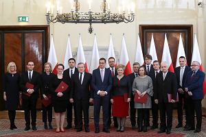 21.02.2018, premier Mateusz Morawiecki i wicepremier i minister kultury Piotr Gliski pozuj do zdjcia z rad Narodowego Instytutu Wolnoci - Centrum Rozwoju Spoeczestwa Obywatelskiego.