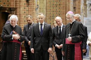 Andrzej Duda zwiedza katedr w Poznaniu. Obok Wojciech Kolarski - kandydat PiS do Parlamentu Europejskiego i abp Stanisaw Gdecki. Towarzyszyli im liczni politycy PiS