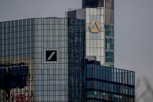 Siedziby niemieckich bankw, Deutsche Bank, po lewej, i Commerzbank we Frankfurcie, Niemcy 17 marca 2023 r.