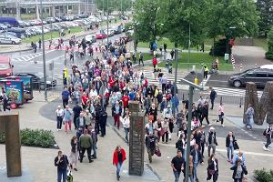 Maj 2019 r. Tum klientw cignie na otwarcie Galerii Mociny, z lewej wida wyduajcy si korek samochodw.