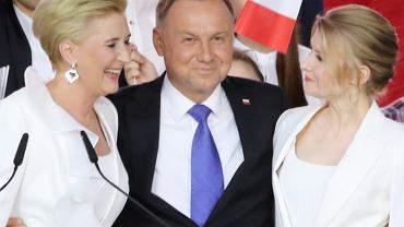 Agata Duda i Kinga Duda w bliniaczych stylizacjach podczas wieczoru wyborczego w Putusku. Tak wspieray prezydenta