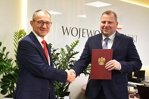 Dariusz Popawski (z tek) odbiera z rk wojewody marka Cebuli nominacj na wicewojewod lubuskiego, 17 stycznia 2024.