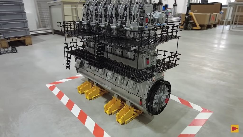 Diesel V16 wykonany z klockw Lego