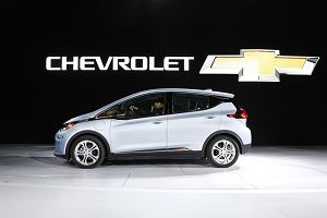 Chevrolet Bolt: zasig po penym naadowaniu akumulatorw: 238 mil (ok. 381 km), rozpdzanie od 0 do 100 km/h: ok. 6,5 s; cena w USA: od 37,5 tys. dol.