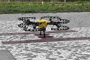 Dron z testowym transportem prbek do badania na obecno koronawirusa na ldowisku Szpitala MSWiA przy ul. Wooskiej w Warszawie