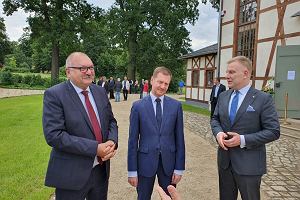 Od lewej: Cezary Przybylski, marszaek Dolnego lska, Michael Kretschmer, premier Saksonii i Krzysztof Bramorski przy Domu Modlitwy w omnicy