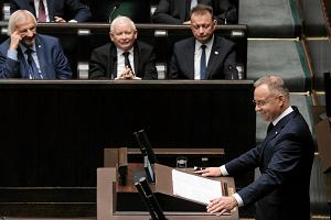 Prezydent Andrzej Duda wygasza w Sejmie ordzie, 16 padziernika 2024 r. W pierwszych awach sejmowych suchaj go politycy PiS, od lewej: Ryszard Terlecki, Jarosaw Kaczyski i Mariusz Baszczak.