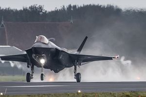 Krlewskie Holenderskie Siy Powietrzne przygotowuj si do rozmieszczenia omiu samolotw myliwskich F-35 w Malborku. Archiwalne zdjcie Krlewskich Holenderskich Si Powietrznych pokazuje holenderski F-35 podczas wicze Frisian Flag w Leeuwarden w padzierniku 2022 r.