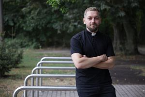 Ksidz ukasz ukasik by wspzarzdzajcym poznaskim oddziaem Caritasu. W VI LO w Poznaniu uczy religii, Biznesu i Zarzdzania oraz Podstaw przedsibiorczoci.