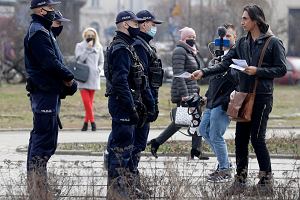 Kontrole policji podczas pitkowego protestu antyszczepionkowcw i koronasceptykw