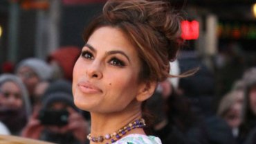 Tak seksownie Eva Mendes nie wygldaa ju dawno. "Trudno uwierzy, e urodzia pi miesicy temu". I TE NOGI!