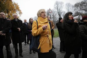 Barbara Nowak w czasie wiecu poparcia dla abp. Marka Jdraszewskiego, listopad 2019 r., ul. Franciszkaska w Krakowie.