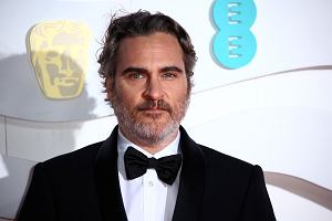 Joaquin Phoenix na czerwonym dywanie, przed rozdaniem nagrd BAFTA - statuetek Brytyjskiej Akademii Sztuk Filmowych i Telewizyjnych