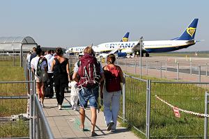 Samolot linii Ryanair na pycie lotniska w Modlinie, 9 wrzenia 2021 r.