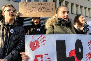 Protest rodzicw, uczniw i nauczycieli przeciwko planowanej likwidacji szk w Jaworznie w 2019 roku