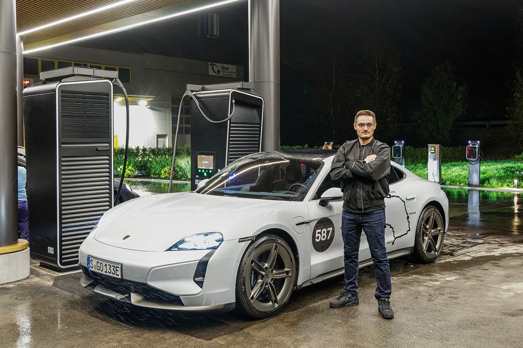 Dziennikarz Rafał Mądry i Porsche Taycan Turbo S