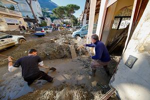 Mieszkacy wyspy Ischia walcz ze skutkami powodzi i osunicia ziemi z gry Epomeo