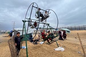 Palestyskie dzieci, ktre ucieky ze swoich domw z powodu izraelskich nalotw, w zwizku z trwajcym konfliktem midzy Izraelem a palestyskim islamistycznym ugrupowaniem Hamas, bawi si na hutawkach w obozie namiotowym przy granicy z Egiptem. Rafah, 18 lutego 2024 r.