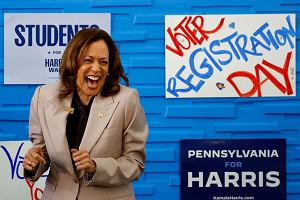 Kandydatka Demokratw na prezydenta i wiceprezydent USA Kamala Harris reaguje podczas wizyty w Community College of Philadelphia w Filadelfii w Pensylwanii, USA, 17 wrzenia 2024 r.