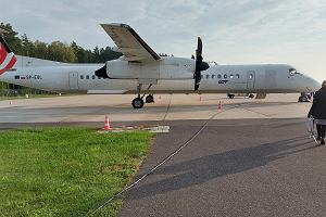 Port lotniczy Zielona Gra-Babimost. Regularne poczenie do Warszawy obsuguje zwykle samolot Bombardier Q400. Wrzesie 2021 r.