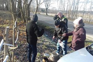 Pracownicy Caritas i stranicy miejscy zawieli ciepy posiek osobom bezdomnym