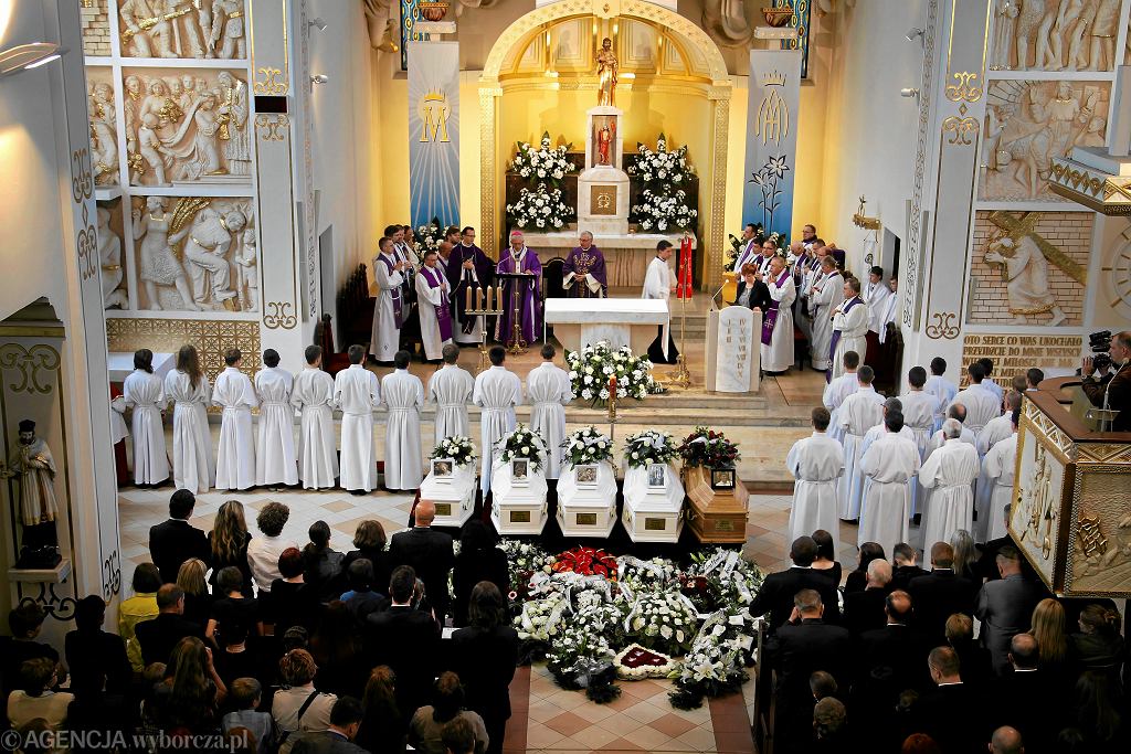 Cztery białe trumny, jedna brązowa. Widok, którego nie da się zapomnieć.