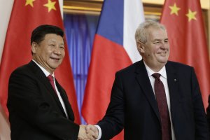 Prezydent Czech Milos Zeman i prezydent Chin Xi Jinping.