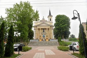 Przysucha. 'Rynek polski' przed kocioem w. Jana Nepomucena