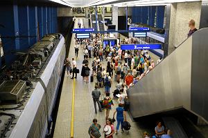 Pocig PKP Intercity na dworcu Warszawa Centralna przed dugim weekendem