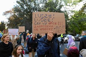 Protest mieszkacw Saskiej Kpy przeciw bezczynnoci urzdnikw, ktrzy zwlekaj z popraw bezpieczestwa na przejciu dla pieszych koo szkoy podstawowej przy ul. Angorskiej (30 wrzenia 2024 r.)