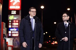 Premier Mateusz Morawiecki i prezes PKN Orlen Daniel Obajtek podczas konferencji na stacji benzynowej Orlen w Warszawie, 1.02.2022