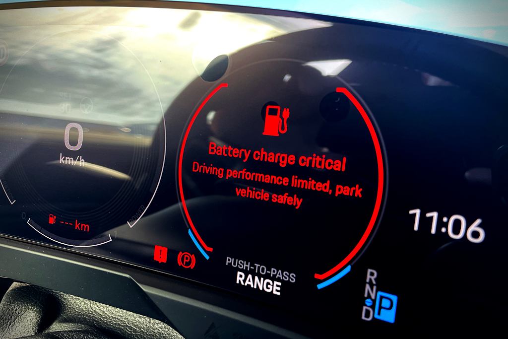 Battery charge critical - rozładowany akumulator w samochodzie elektrycznym