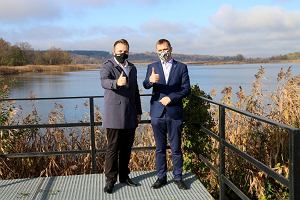 Starachowice 5.11.2020, prezydent Marek Materek (z lewej) i dyrektor MOPS Piotr Ambroszczyk podczas konferencji prasowej nad zalewem Pasternik