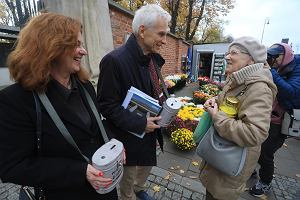 Zastpczyni prezydenta Warszawy Aldona Machnowska-Gra i prezes Komitetu Powzkowskiego Marcin wicicki przed bram w. Honoraty na Starych Powzkach