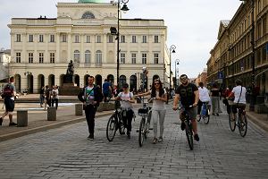 Weekendowy deptak na Krakowskim Przedmieciu w Warszawie, 15 kwietnia 2018 r.