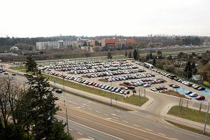 Parking przy ul. Arkoskiej teoretycznie powsta dla majcego powsta po ssiedzku przystanku SKM Szczecin Niemierzyn