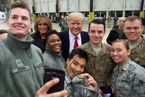 27.12.2018 Niemcy, Baza lotnicza Ramstein. Prezydent Trump podczas spotkania z amerykaskimi onierzami.