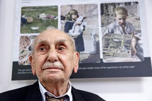 Zygmunt Aksienow we wrzeniu 2019 r. by gociem wernisau wystawy 'Oblenie Warszawy 1939. Fotografie Juliena Bryana' w Centrum Edukacyjnym IPN 'Przystanek Historia'. Pokazano na niej m.in. jego zdjcie z kanarkiem