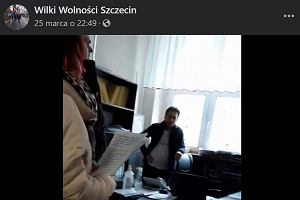 Wilki Wolnoci wchodz do gabinetu dyrektora Cezarego Urbana (w gbi kadru)