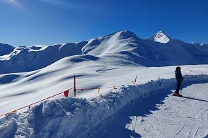 Livigno. Czerwona trasa ze szczytu Carosello w kierunku doliny Fedeira