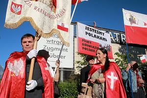 Manifestacje przy Teatrze Powszechnym przeciwko wystawianiu spektaklu 'Kltwa', 27.05.2017