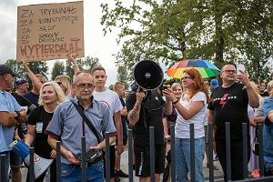 Prezes PiS Jarosaw Kaczyski z wizyt w Krniku pod Poznaniem. Protest przed sal