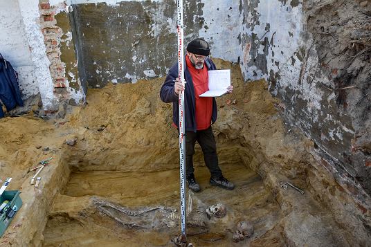 Archeolog Sawomir Kaagate na dawnym cmentarzu w. Jana na tyach placu Matejki