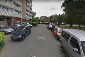 Parkowanie pod blokiem na ul. Igaskiej na przykadowym zdjciu z Google Street View. Auta stoj pod samymi oknami, zastawiaj ca przestrze