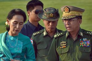 Aung San Suu Kyi, laureatka Pokojowej Nagrody Nobla, obecnie minister spraw zagranicznych i faktyczna gowa pastwa, obok niej gwnodowodzcy armi gen. Min Aung Hlaing. Stolica Mjanmy Naypyitaw, 6 maja 2018 r.