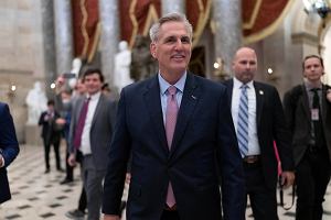 Republikanin Kevin McCarthy po zwycistwie w gosowaniu na spikera Izby Reprezentantw, 7 stycznia 2023 r.